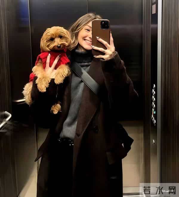 今冬穿“大衣＋毛衣”绝了，又暖又时髦