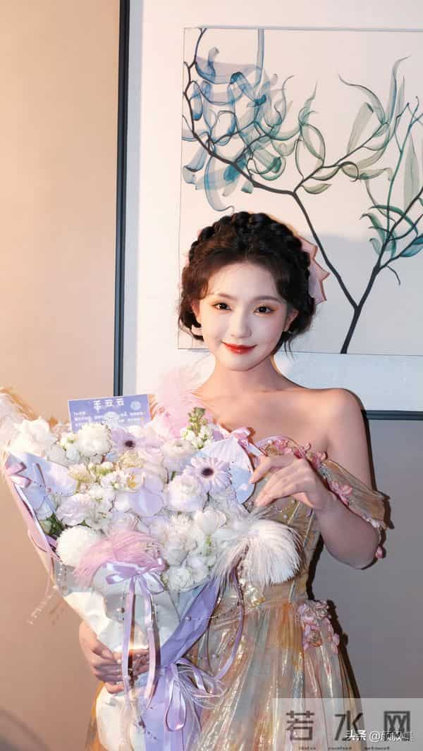 王云云这组图直接美成公主啦!