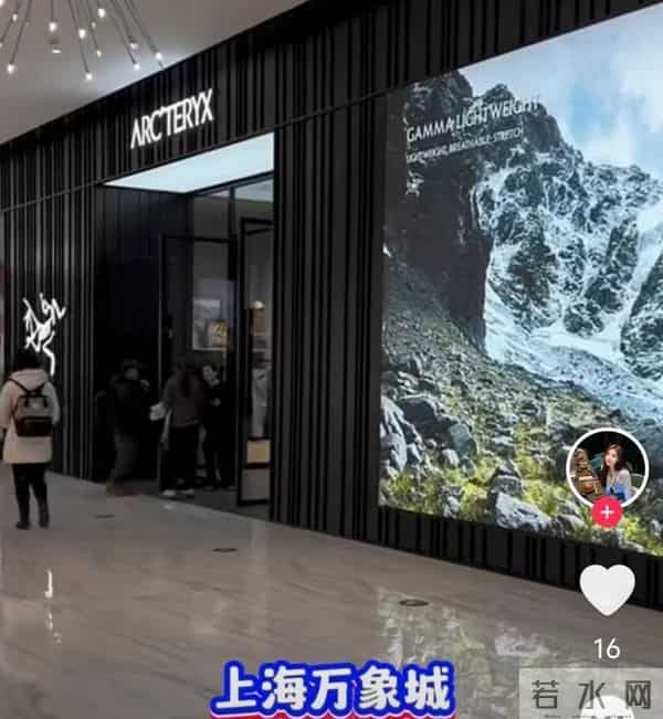 上海街头发现羽绒服换班潮，万元大鹅变廉价校服，潮人新宠为何？