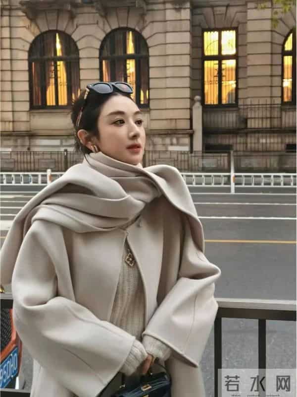 看了薇娅大衣新穿法，我悟了：搭配阔腿裤、裙子，高级感拉满
