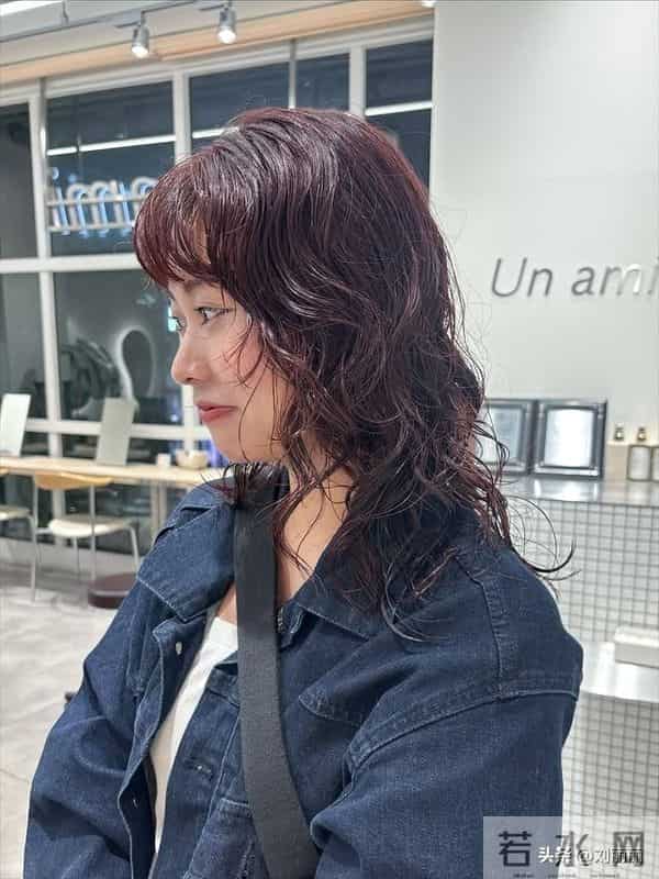 解锁日系轻熟风卷发：氛围感与实用性并存的秋冬发型首选