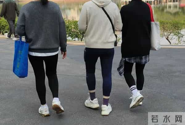 秋冬别在穿瑜伽裤了,换成这3种下装穿搭,时髦保暖关键很显腿细