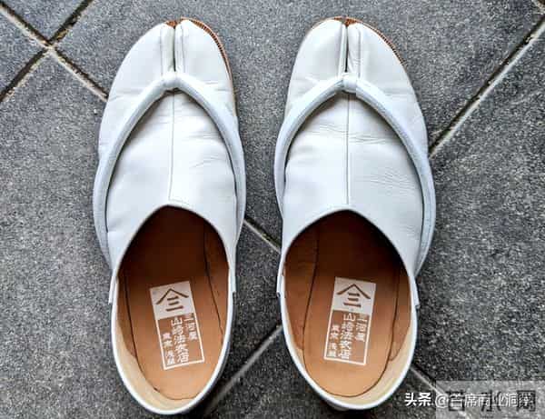 丑到极致就是潮!3000一双的“牛马打工鞋”,成了中产体面穿搭