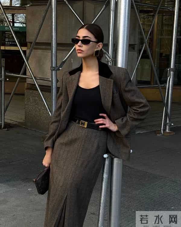 要想显贵穿“筒裙”气质优雅大方，叠穿大衣风衣又飒又高级！