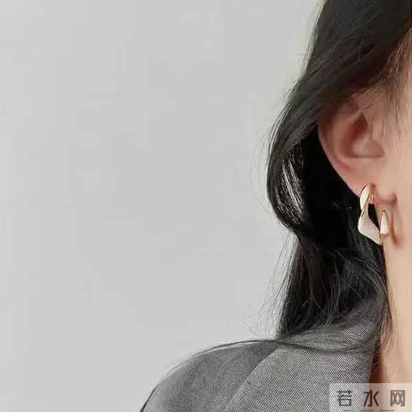 潘通色出炉！普通人怎么把流行色穿出彩？