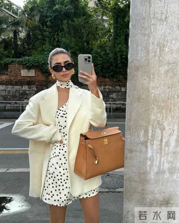 要想显贵穿“筒裙”气质优雅大方，叠穿大衣风衣又飒又高级！