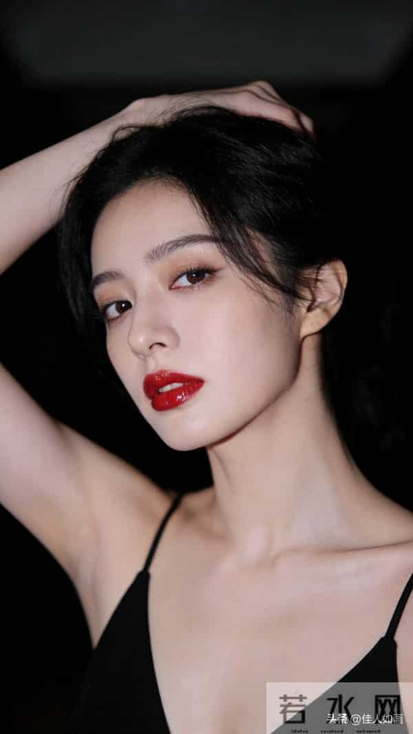 黑吊带+水润红唇,温柔妩媚拉满