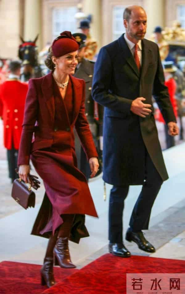 看凯特王妃穿大衣,我悟了:配裙子、不配阔腿裤,穿长筒靴才高级