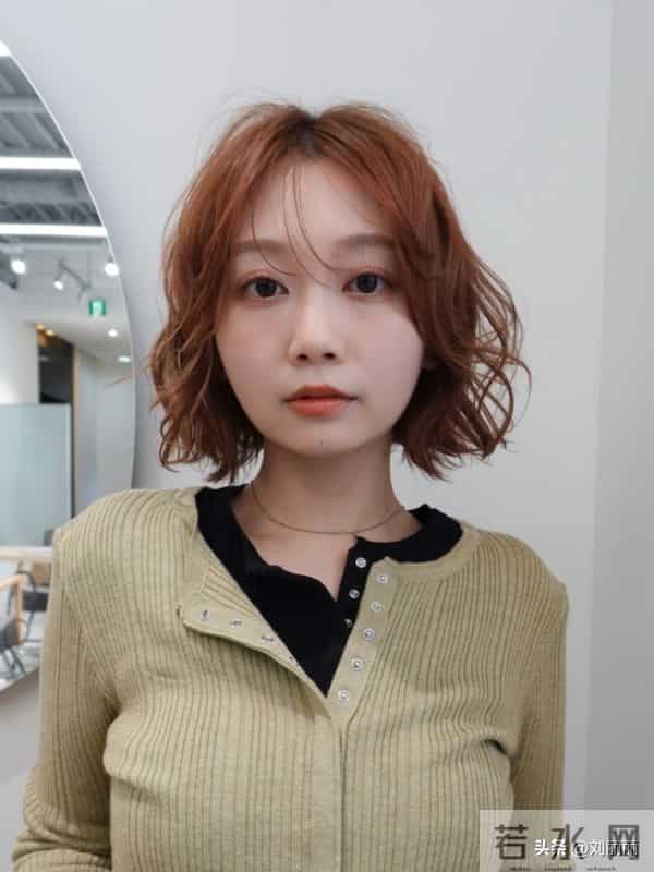 解锁日系轻熟风卷发：氛围感与实用性并存的秋冬发型首选