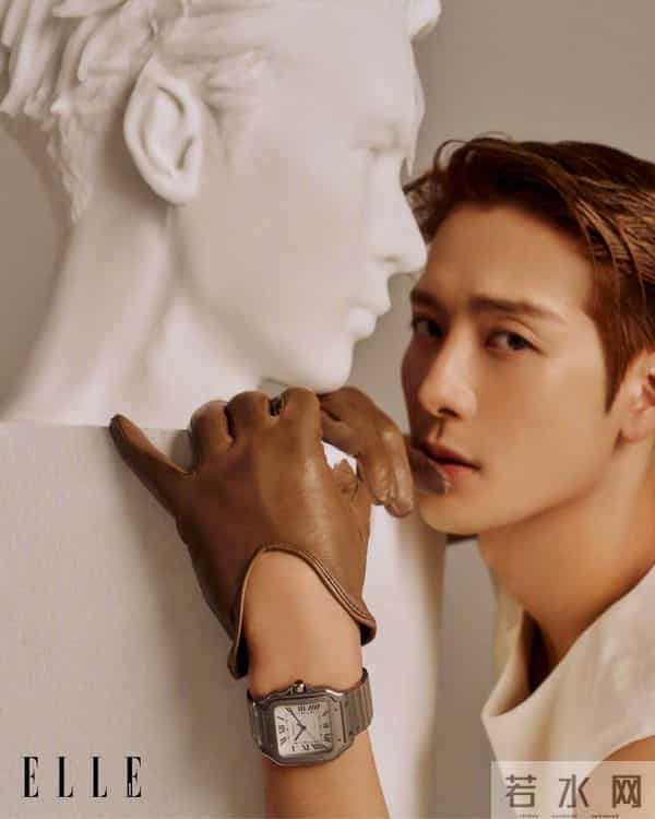 王嘉尔的胸肌让人血脉贲张 手臂肌肉更是力量感满满 荷尔蒙爆棚