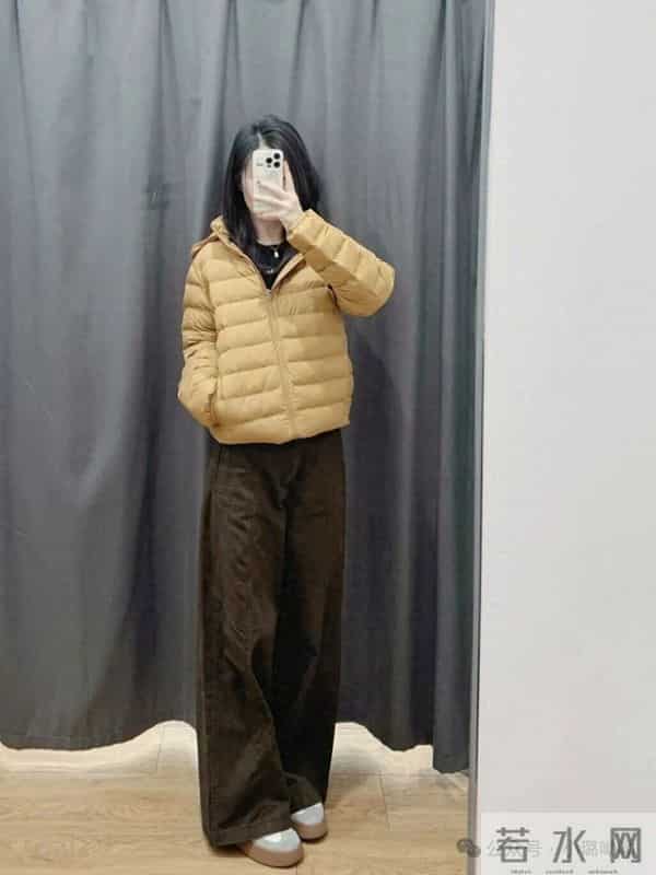 焦糖色轻羽绒+深棕阔腿裤,显高藏肉又温暖~