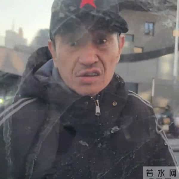 网友吐槽-旁边车鸣笛老人以为是我按的,气急败坏拦车又砸...