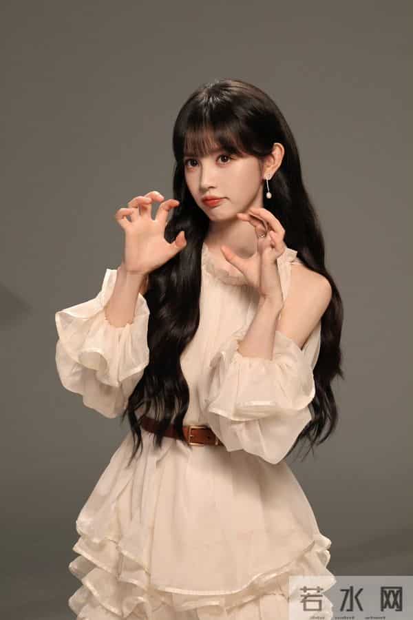 田曦薇多面魅力暴击！青绿旗袍清冷贵气，奶白纱裙甜软灵动！