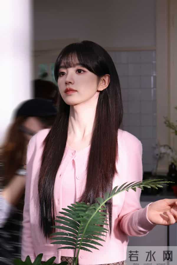 田曦薇多面魅力暴击！青绿旗袍清冷贵气，奶白纱裙甜软灵动！