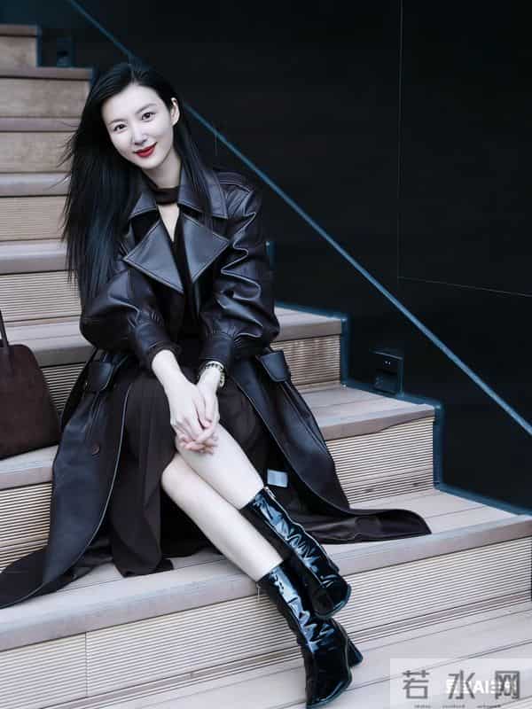 黑皮衣御姐杀疯!红唇配长裙这高级氛围感直接戳审美