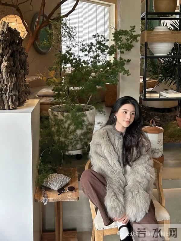 浅灰毛绒 + 棕调阔腿裤，慵懒贵气的松弛感直接焊身上！