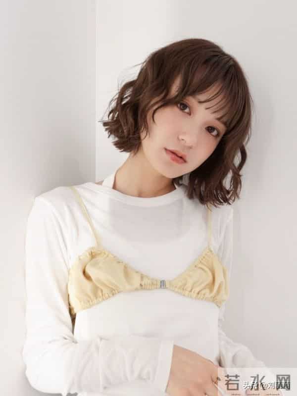 解锁日系轻熟风卷发：氛围感与实用性并存的秋冬发型首选