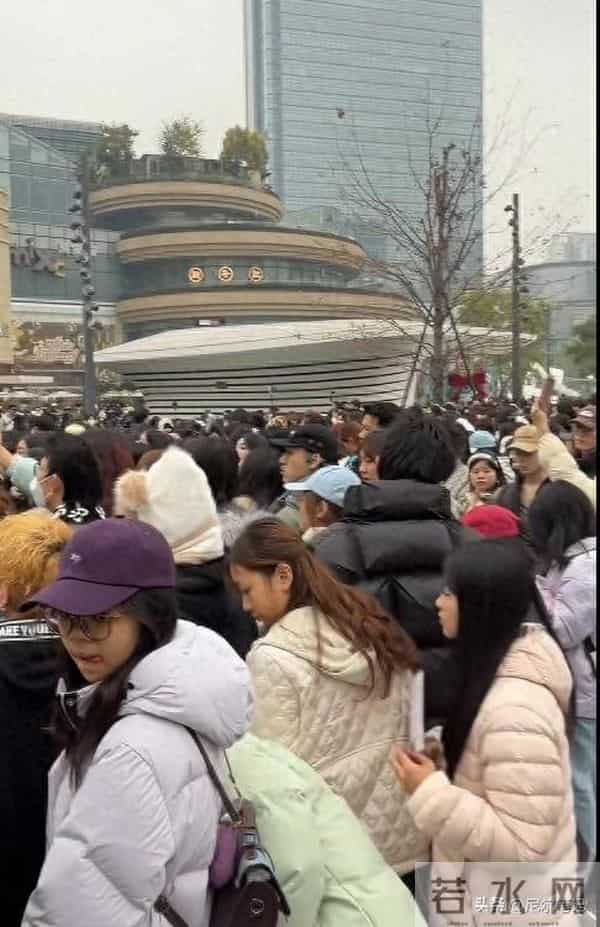 王鹤棣空降成都!穿蝴蝶袖戴领巾“姨味儿”十足,造型跟不上颜值