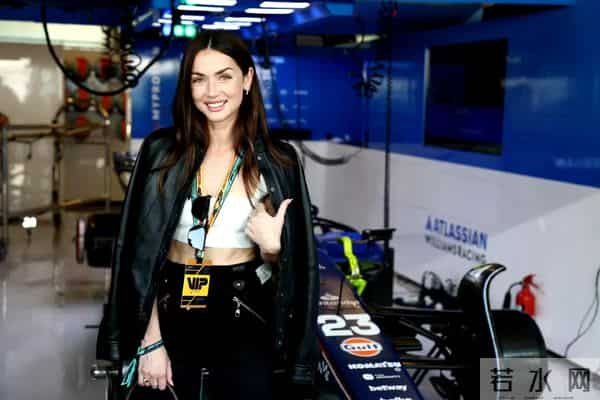 Ana De Armas 穿着整套Louis Vuitton亮相F1阿布扎比大奖赛