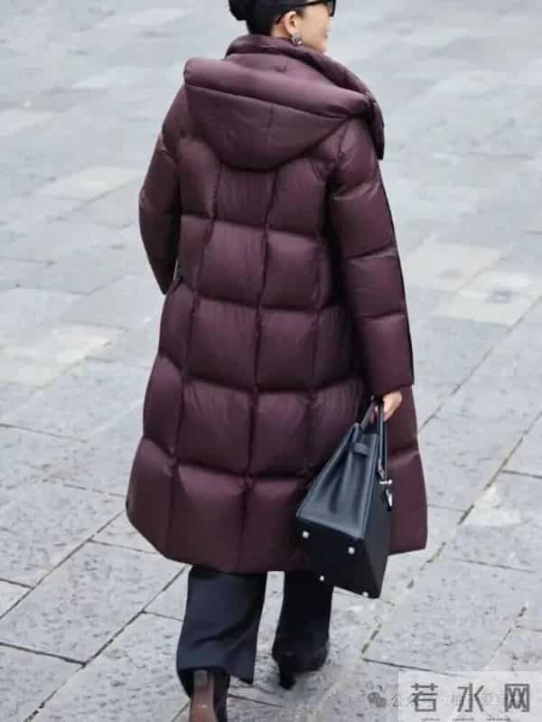 冬日高级感保命穿搭“紫色长款羽绒服+黑阔腿裤”,显贵还显瘦!