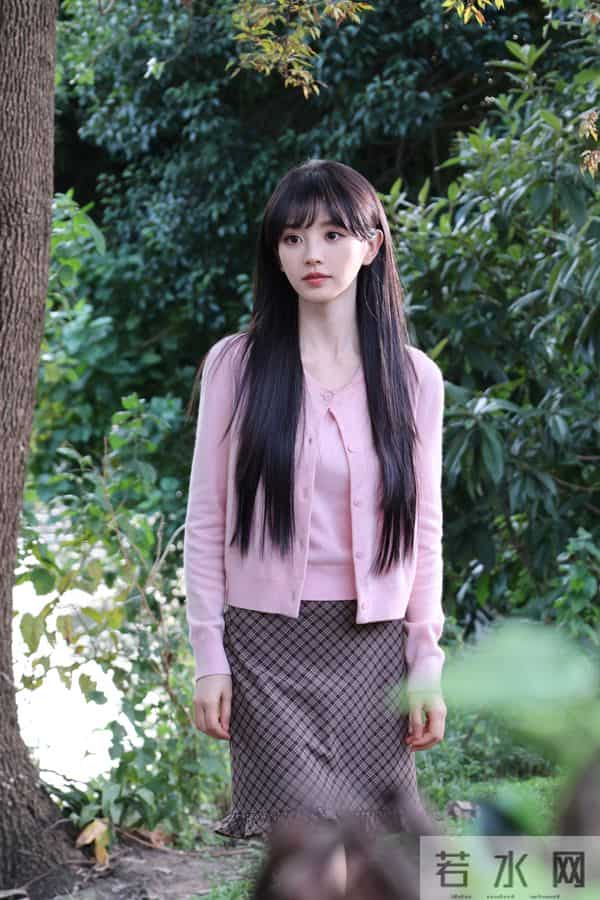 田曦薇多面魅力暴击！青绿旗袍清冷贵气，奶白纱裙甜软灵动！