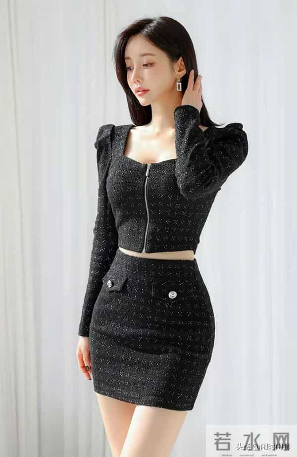 黑色细闪套裙,方领泡泡袖设计,优雅干练不失俏皮。