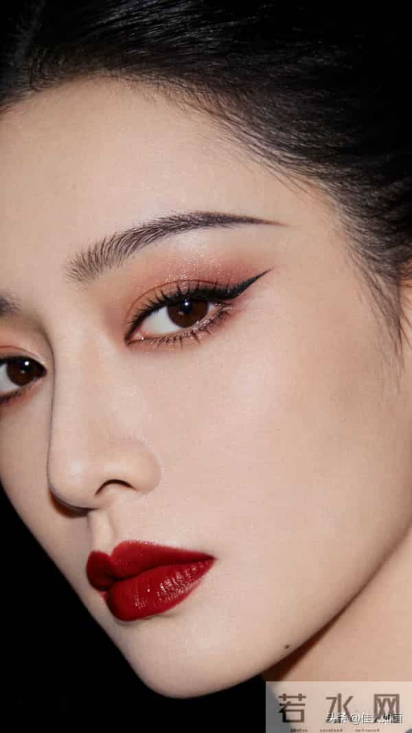 红唇眼妆杀疯了！冷艳骨相美到心尖