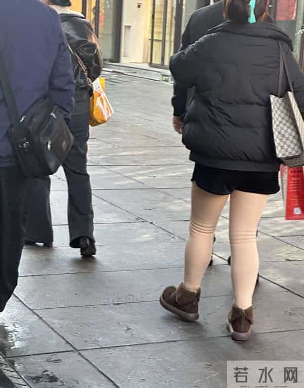 寒风中大姐上厚羽绒服下短裤，穿光腿神器被识破，路人直愣神