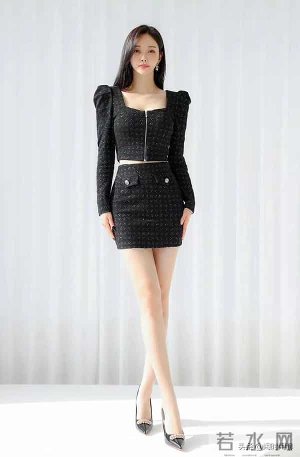 黑色细闪套裙,方领泡泡袖设计,优雅干练不失俏皮。