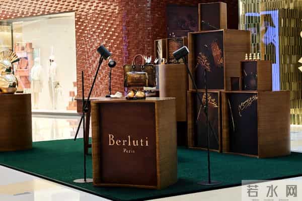 Berluti Scritto鎏辉工艺限时尊享工坊 亮相深圳万象城