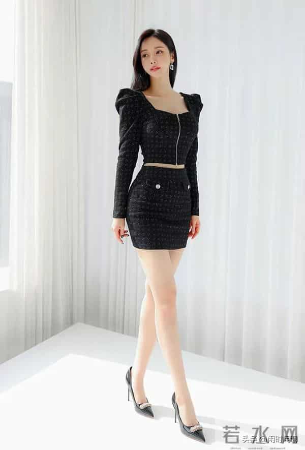 黑色细闪套裙,方领泡泡袖设计,优雅干练不失俏皮。