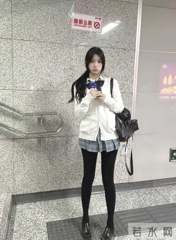 唔~地铁站+格子裙+厚黑袜，冬日穿搭新思路！