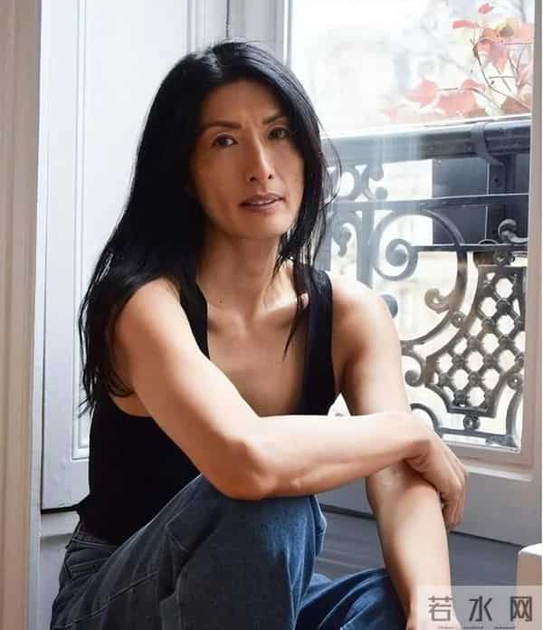 20岁嫁入纪梵希家族，49岁丧夫，52岁当模特，如今已是一线超模