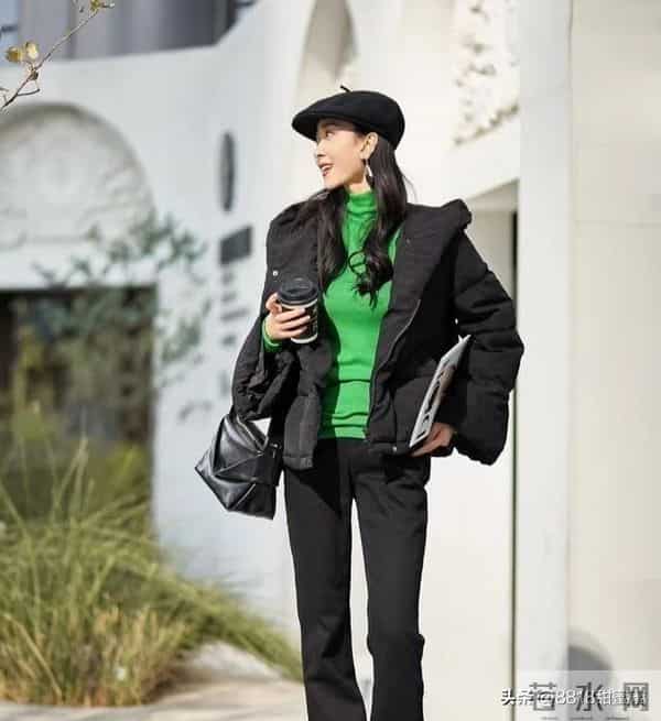 黑色羽绒服别再穿成沥青板,学学这三招,高级又显瘦