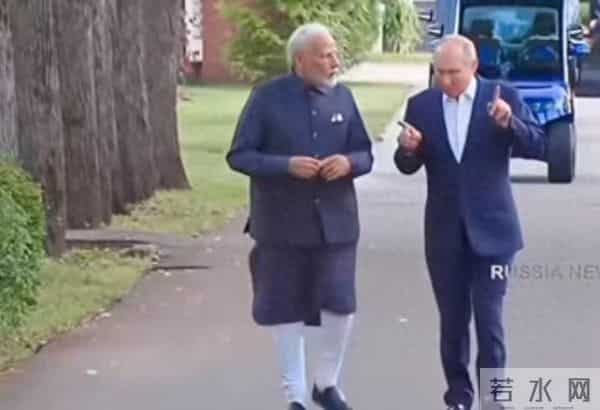 政要穿传统服装见普京,文化内涵深厚,观感却让人大跌眼镜