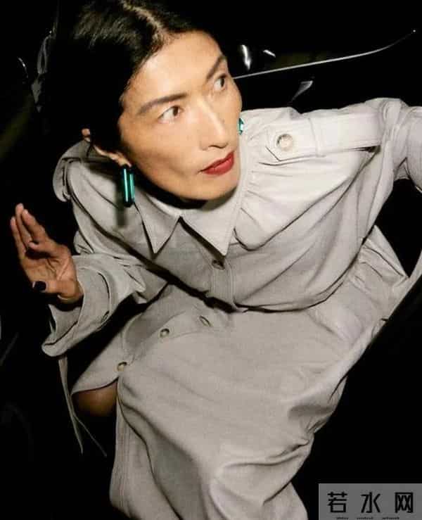 20岁嫁入纪梵希家族，49岁丧夫，52岁当模特，如今已是一线超模