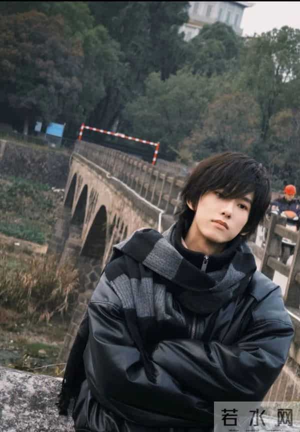 围巾：优雅与危险并存，是男人最温柔的武器，也考验审美功底。