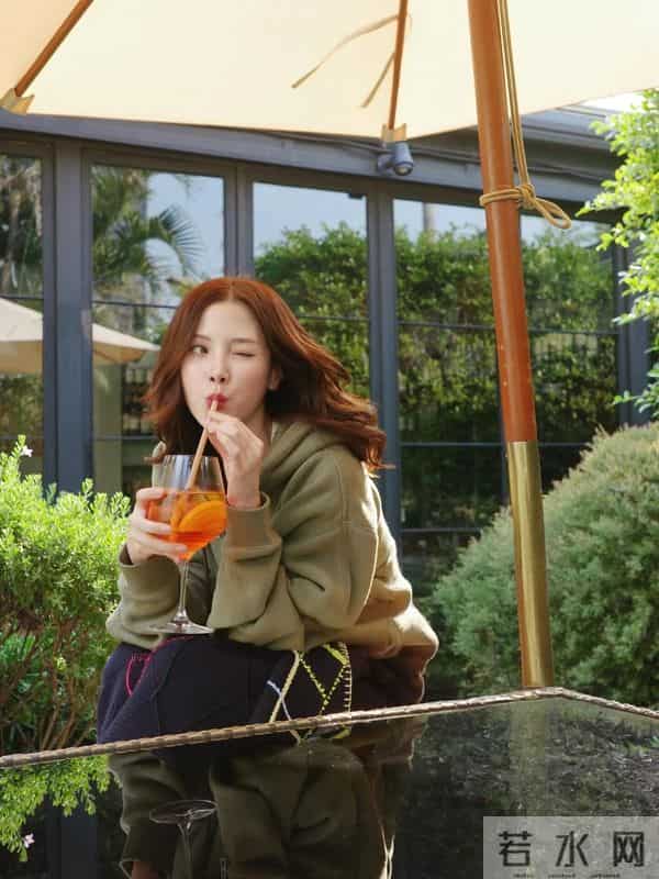 松弛感穿搭|卫衣+彩色缝线裙,慵懒又时髦