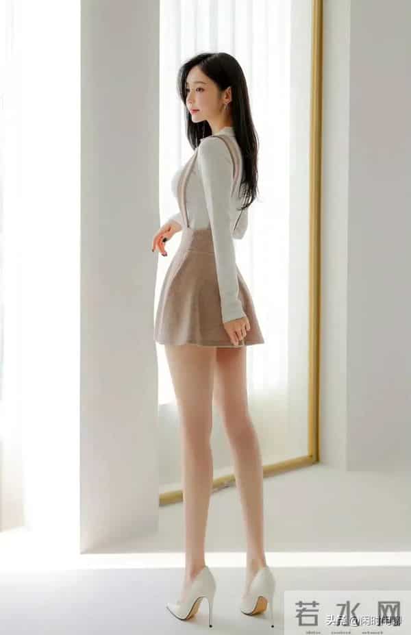 白色V领长袖上衣搭配浅棕色高腰背带A字裙。