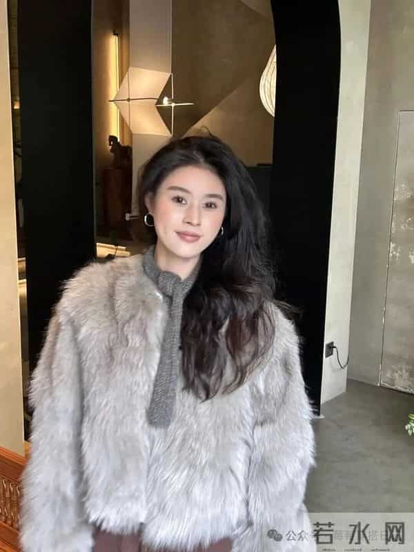 浅灰毛绒 + 棕调阔腿裤，慵懒贵气的松弛感直接焊身上！