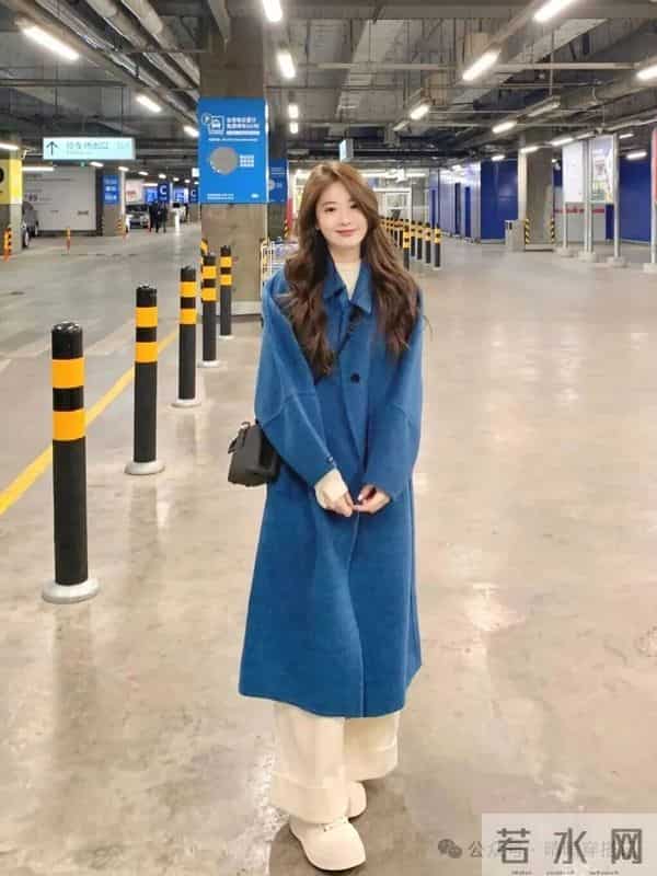 克莱因蓝大衣+奶白裤！显白到发光的冬日神搭配！