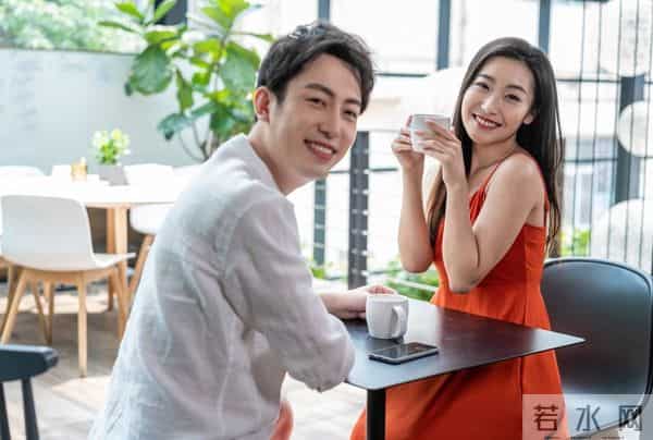 当和女人相处,主动触碰她的这些地方,能让她心动不已。