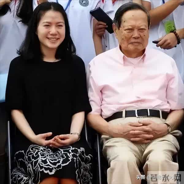 翁帆泣不成声，追忆早晨醒来看雪，像个小女孩沉浸在纯粹的浪漫中