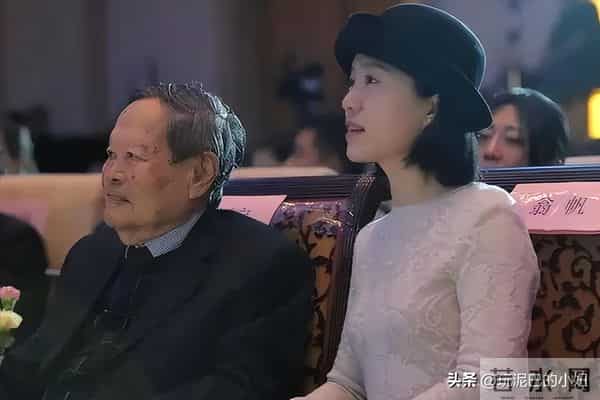 翁帆泣不成声，追忆早晨醒来看雪，像个小女孩沉浸在纯粹的浪漫中