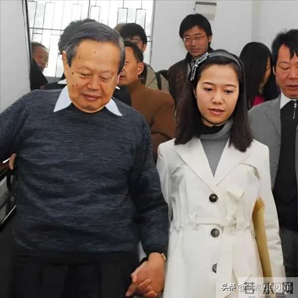 翁帆泣不成声，追忆早晨醒来看雪，像个小女孩沉浸在纯粹的浪漫中