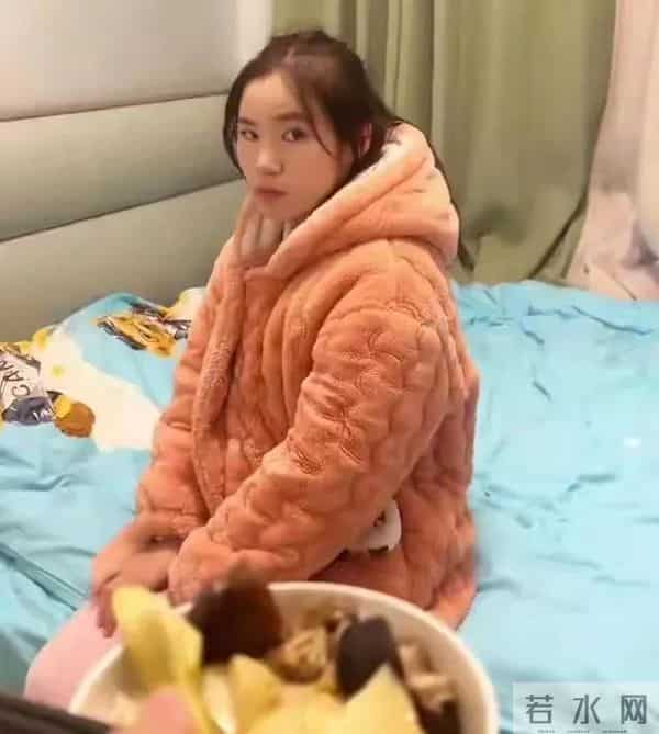 远嫁女子吵架一天没吃饭,丈夫主动服软递台阶,丈夫:她无处可去