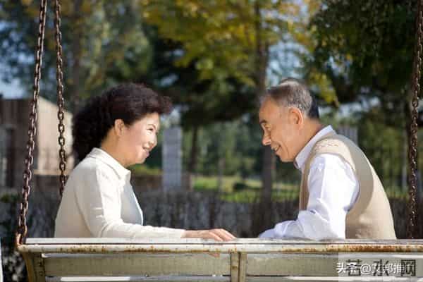 人到晚年才懂得：夫妻之间，最怕的并不是吵架，而是这3条