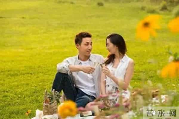 如果一个男人对你有如下3种举动，往往说明他已深深爱上上你。