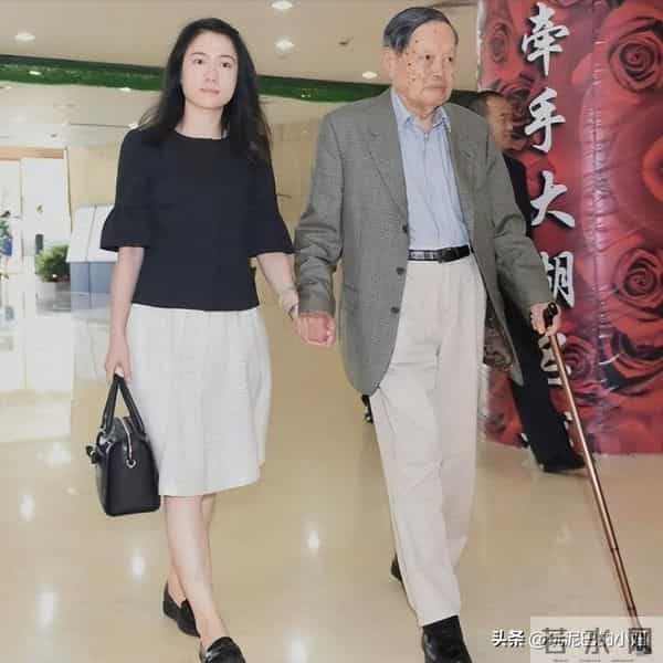 翁帆泣不成声，追忆早晨醒来看雪，像个小女孩沉浸在纯粹的浪漫中