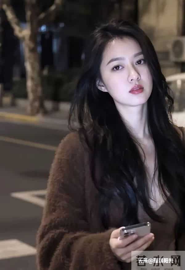 异性接触,女人其实不怕你占便宜,而是怕这3点